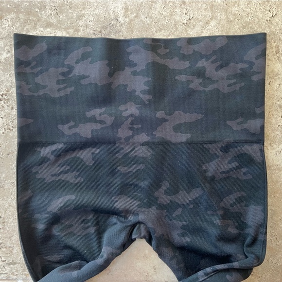 SPANX Look at Me Now Seamless Leggings Camo, size L - Picture 8 of 8